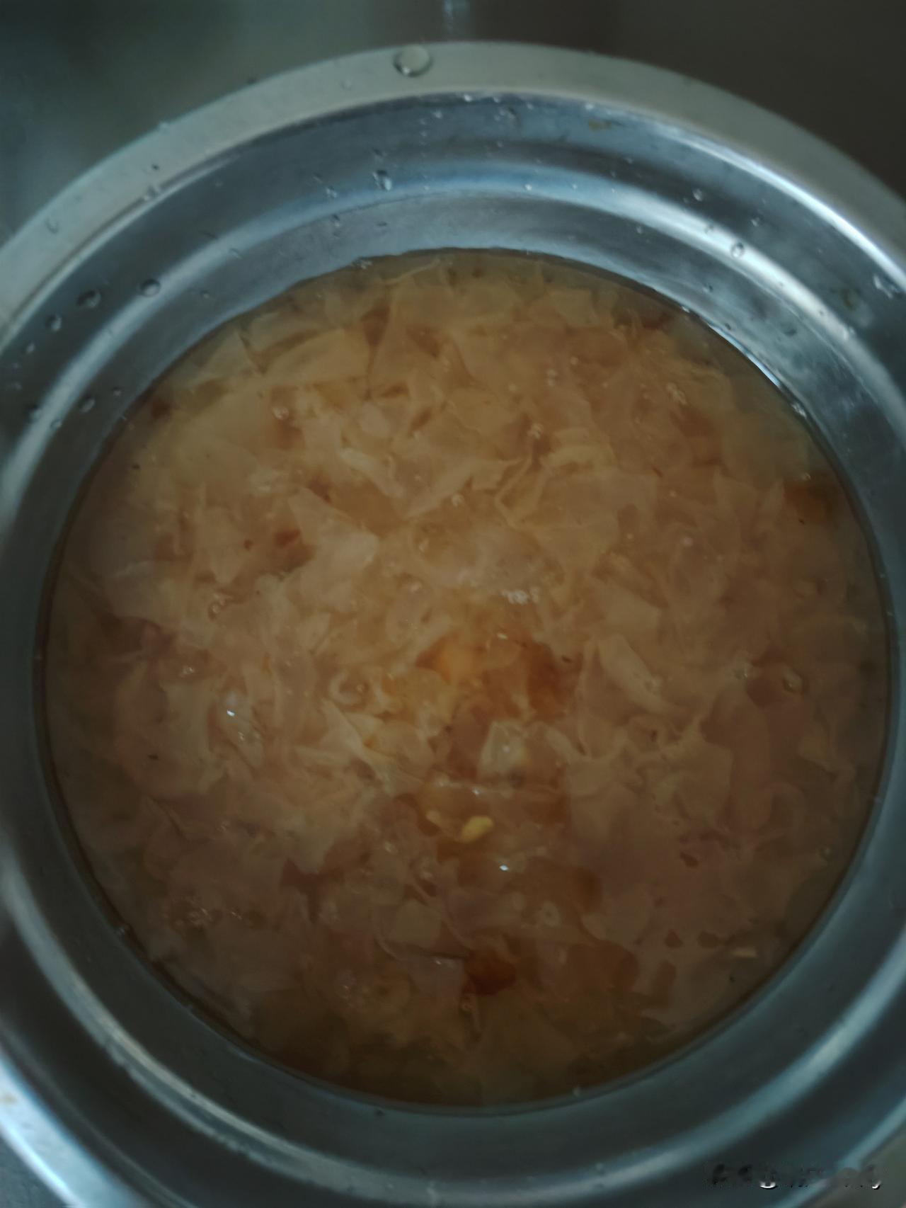 在家写字呢，街坊发消息给我让去她家把昨天剩下的银耳汤端回夹喂我家火豹。
外面下着