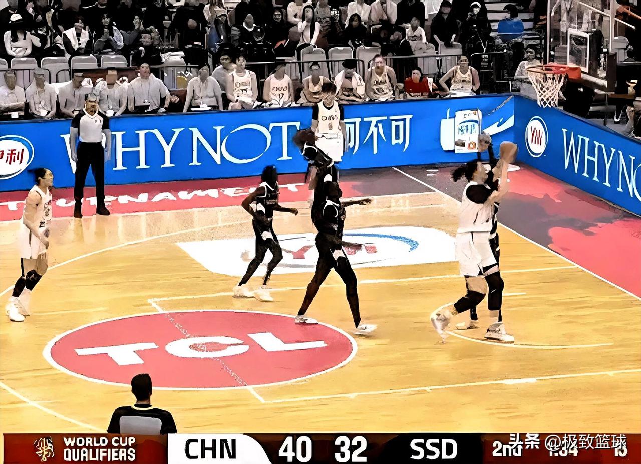 张子宇真是欺负人啊！在今晚中国女篮对阵南苏丹女篮的第二节比赛中，张子宇篮下接球卡
