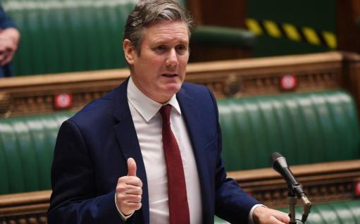 刚从北京回来没几天，英国首相斯塔默就在议会大发雷霆，指着反对派的鼻子破口大骂！斯