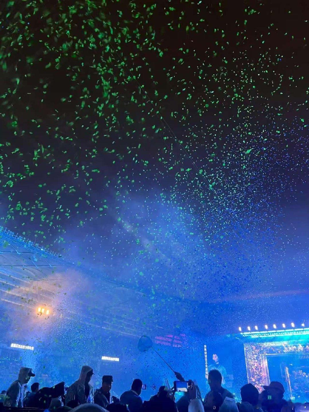 原来谢霆锋才是真正的海王 谢霆锋苏州演唱会也太会撩了！首唱《我们这里还有鱼》就算