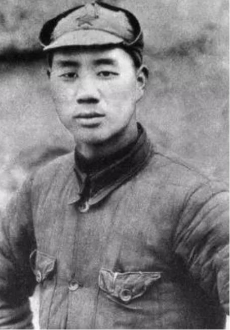 1939年，八路军连长钟茂华，在战斗中缴获了一件日本的军大衣，当他走到杨成武面前