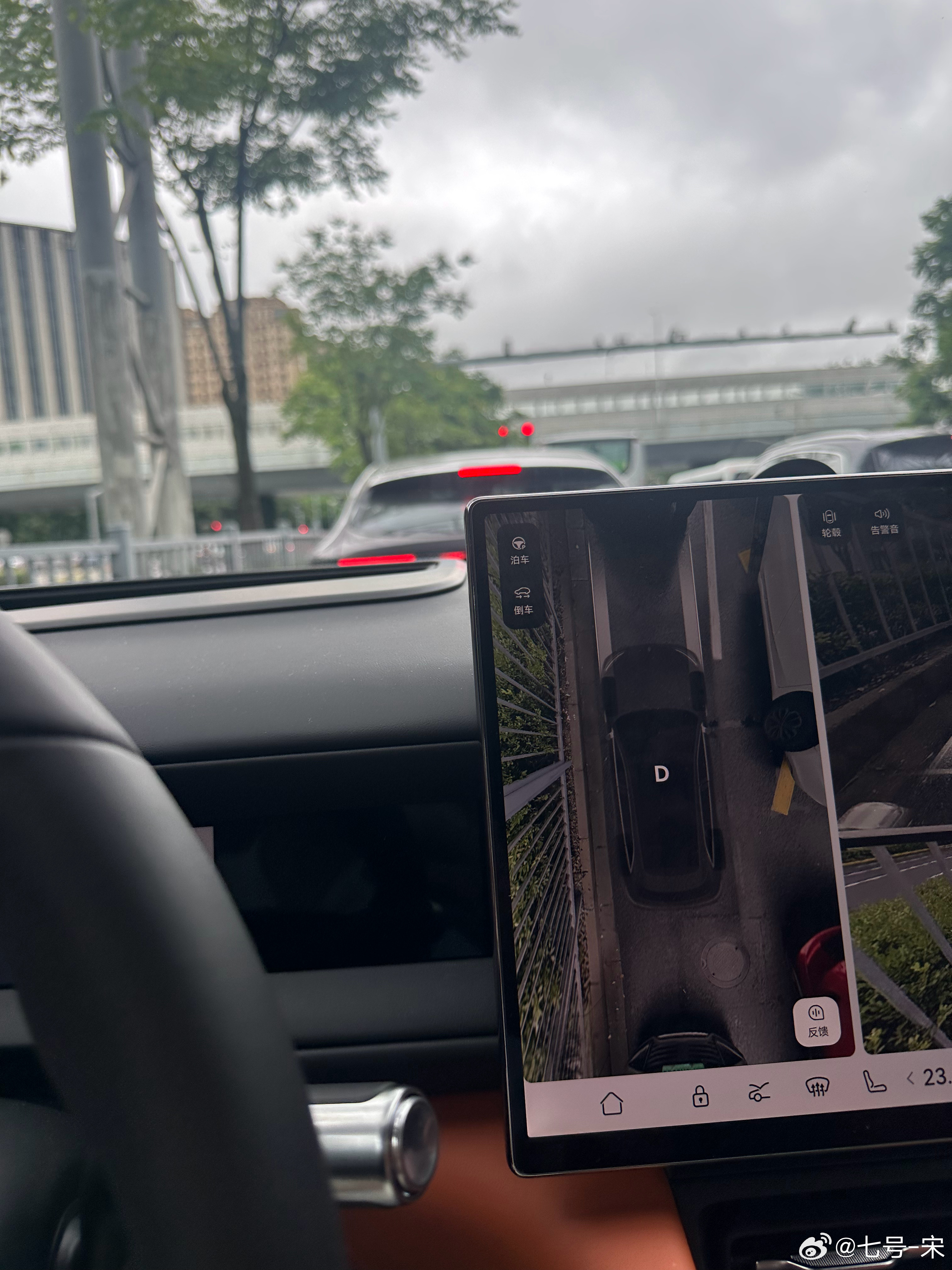 我擦，果然不能赌，这个左转要等三个灯，已经等了七分钟了，还得三分半才能动我与汽车