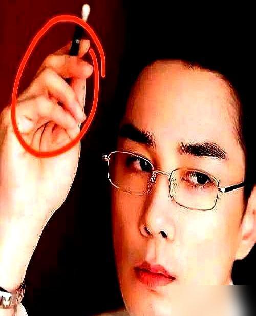 戚薇老公李承铉，竟然红着脸问中医：“我这欲望太强，怎么才能让它小一点？”
 
在