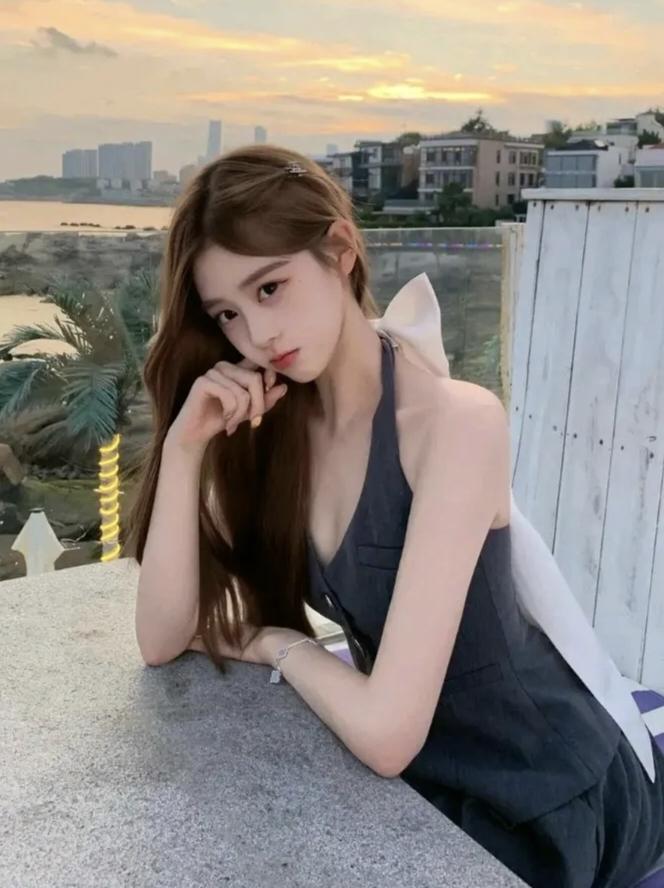 少女摄影|NO.0155期
纯欲少女天台随拍
蓝色吊带露背裙装展现完美身材