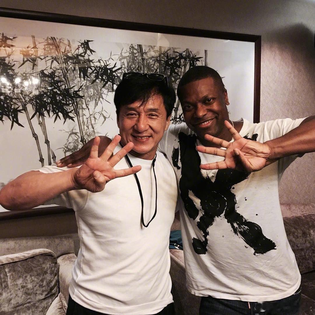 派拉蒙将代表华纳发行《尖峰时刻4》，并收取相应发行费用。该片继续由布莱特·拉特纳