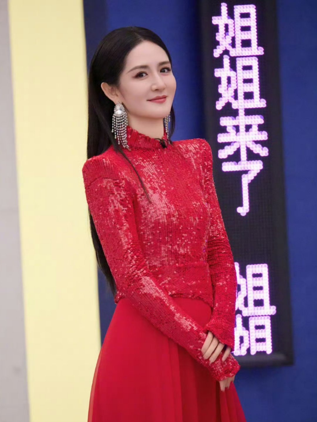 何炅谢娜李维嘉KTV照 被称作内娱最吵的女人谢娜在浪姐录制结束后，与老同事何炅、