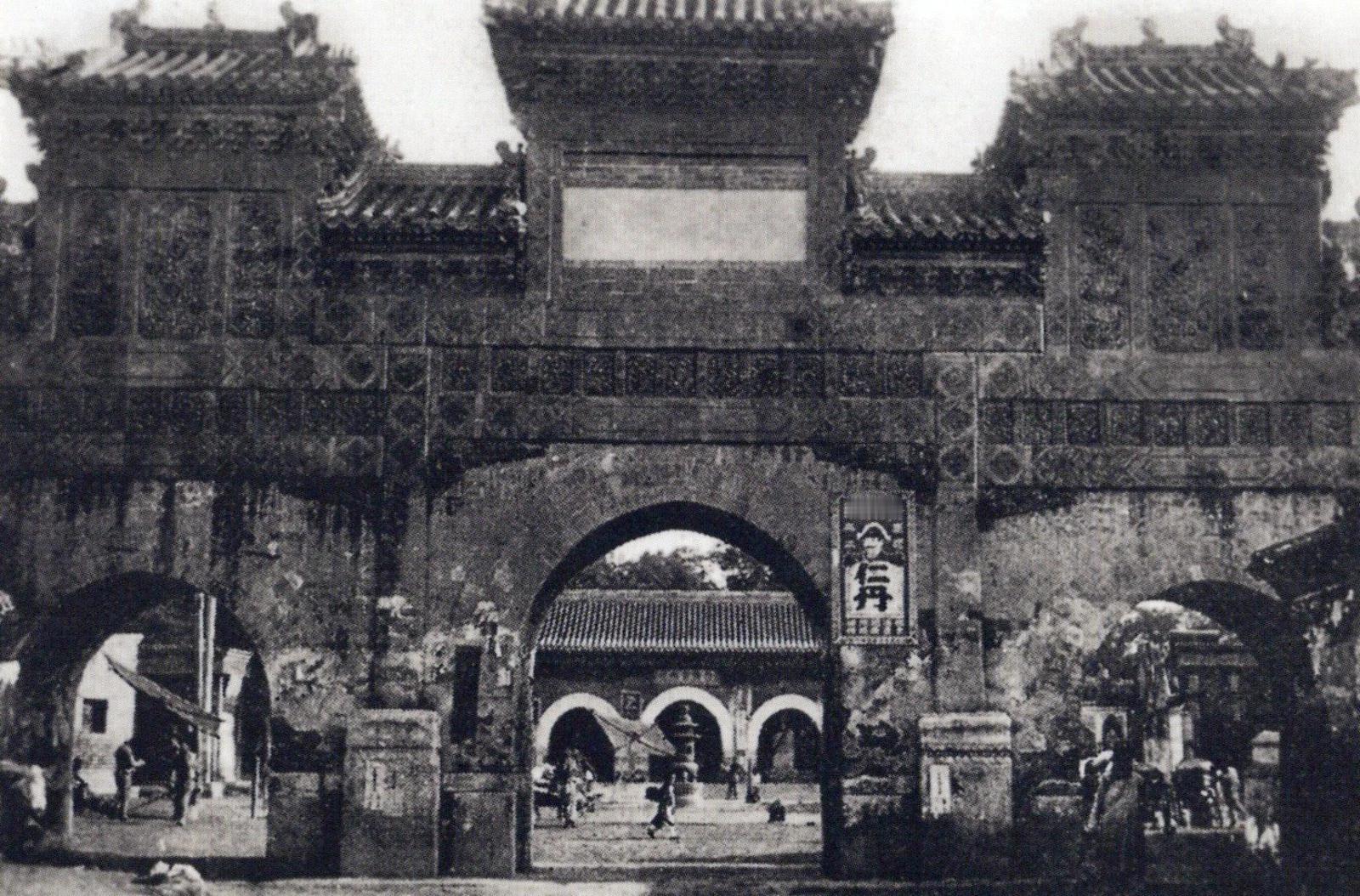东岳庙琉璃牌楼 仁丹广告 ​​​