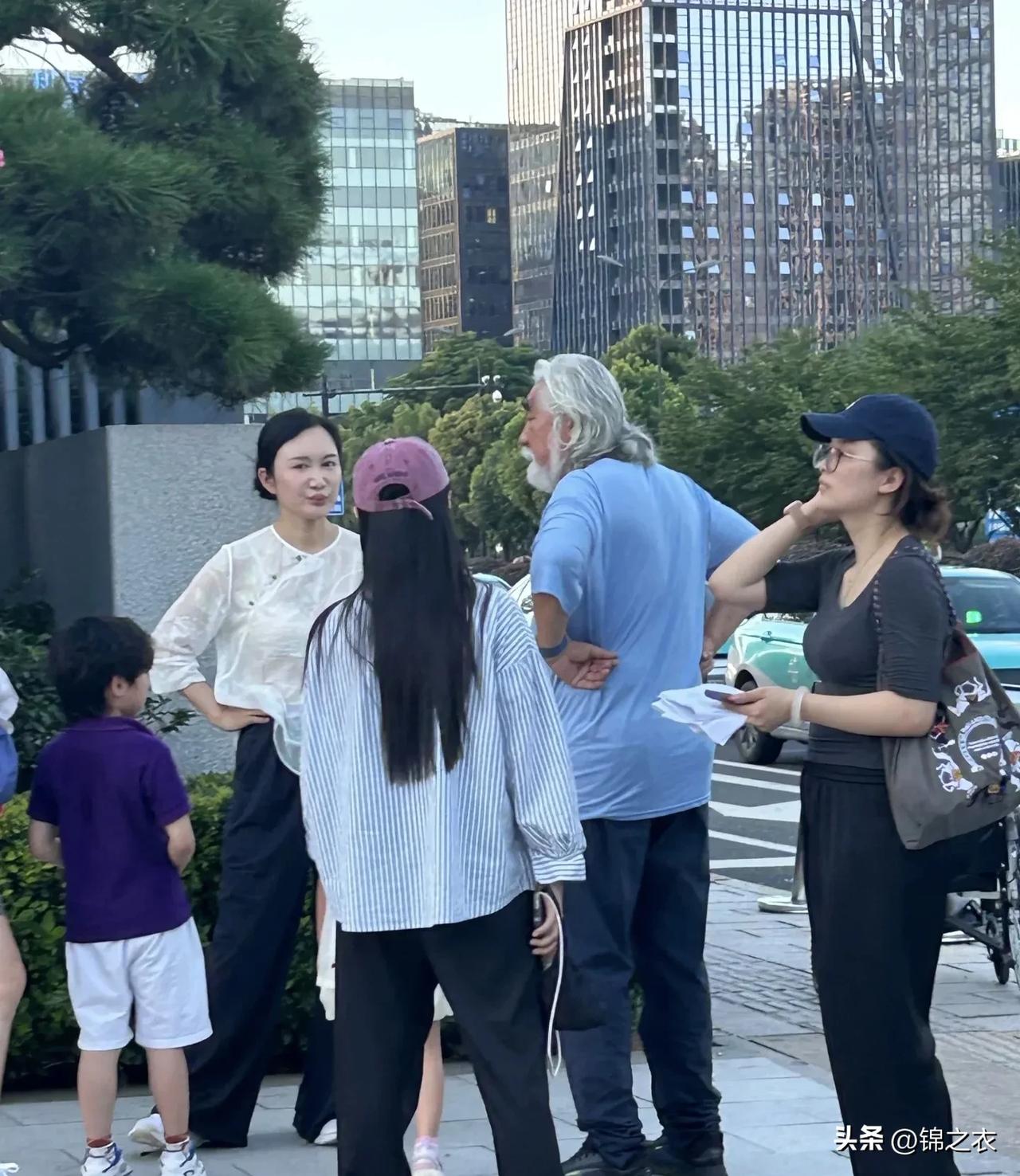 张纪中两口子厉害呀，因为作为老夫少妻的他们，结婚后一直不停的生孩子。

记得有一