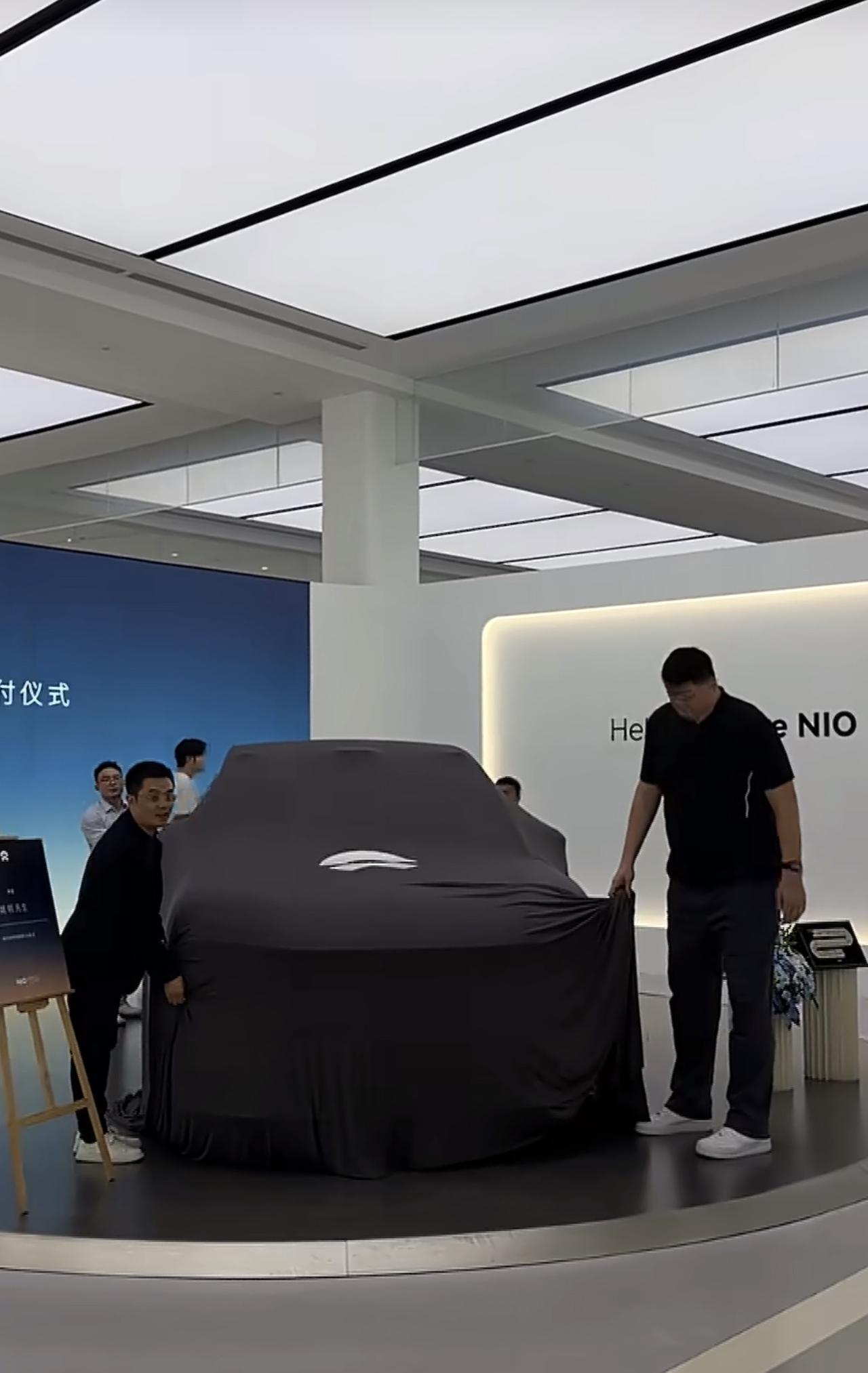 姚明花40万买国产电车，提车现场曝光，CEO亲自接待，透露姚明是自己买的车，因为