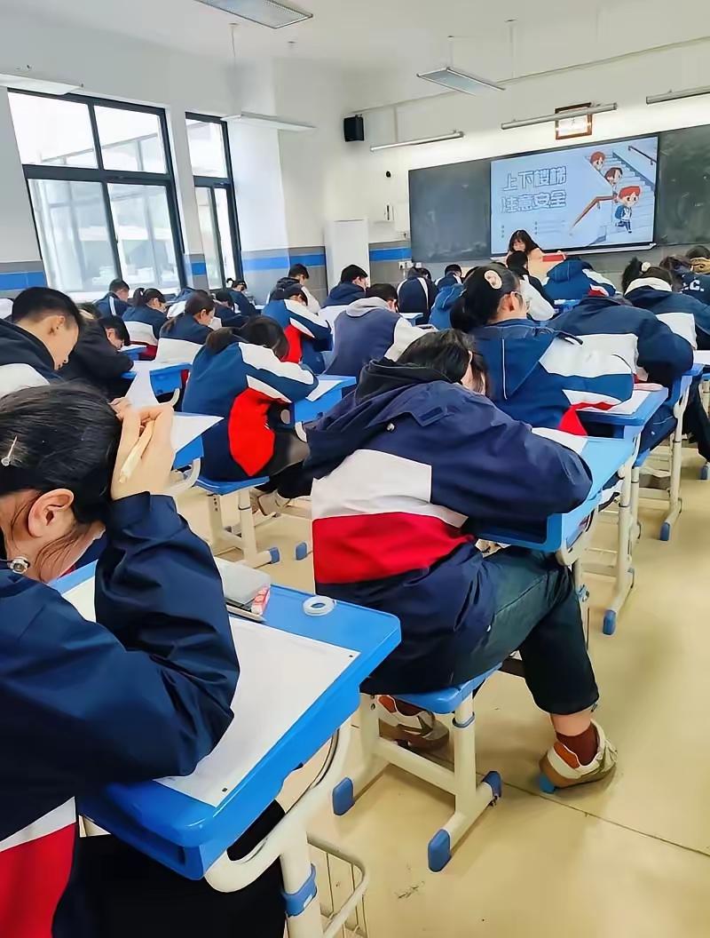 女儿是高中老师，她监考时发现一个男生作弊，只是不动声色地拍了拍他。没想到考试结束