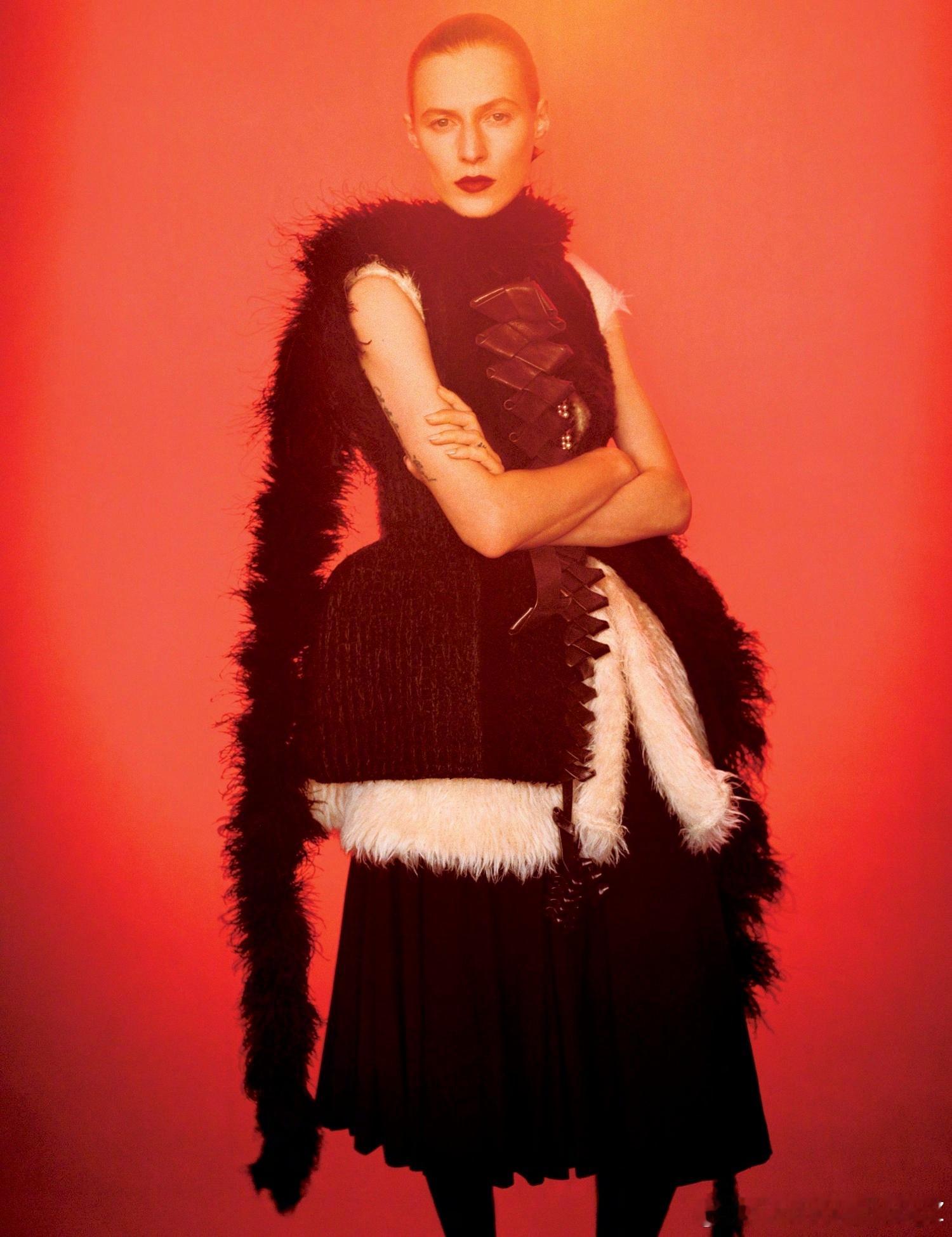 W Magazine 新刊时装大片，超模 Julia Nobis 出镜演绎。标题
