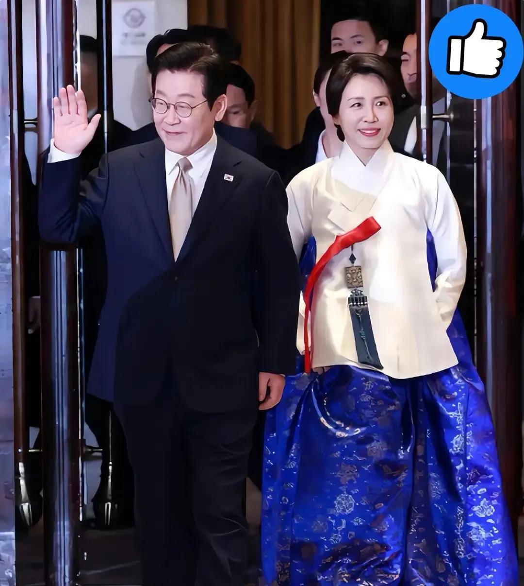 低调穿韩服，支持率飙3点
 
访华三天，金惠敬只做了三件事：跟在后面半步、素颜、