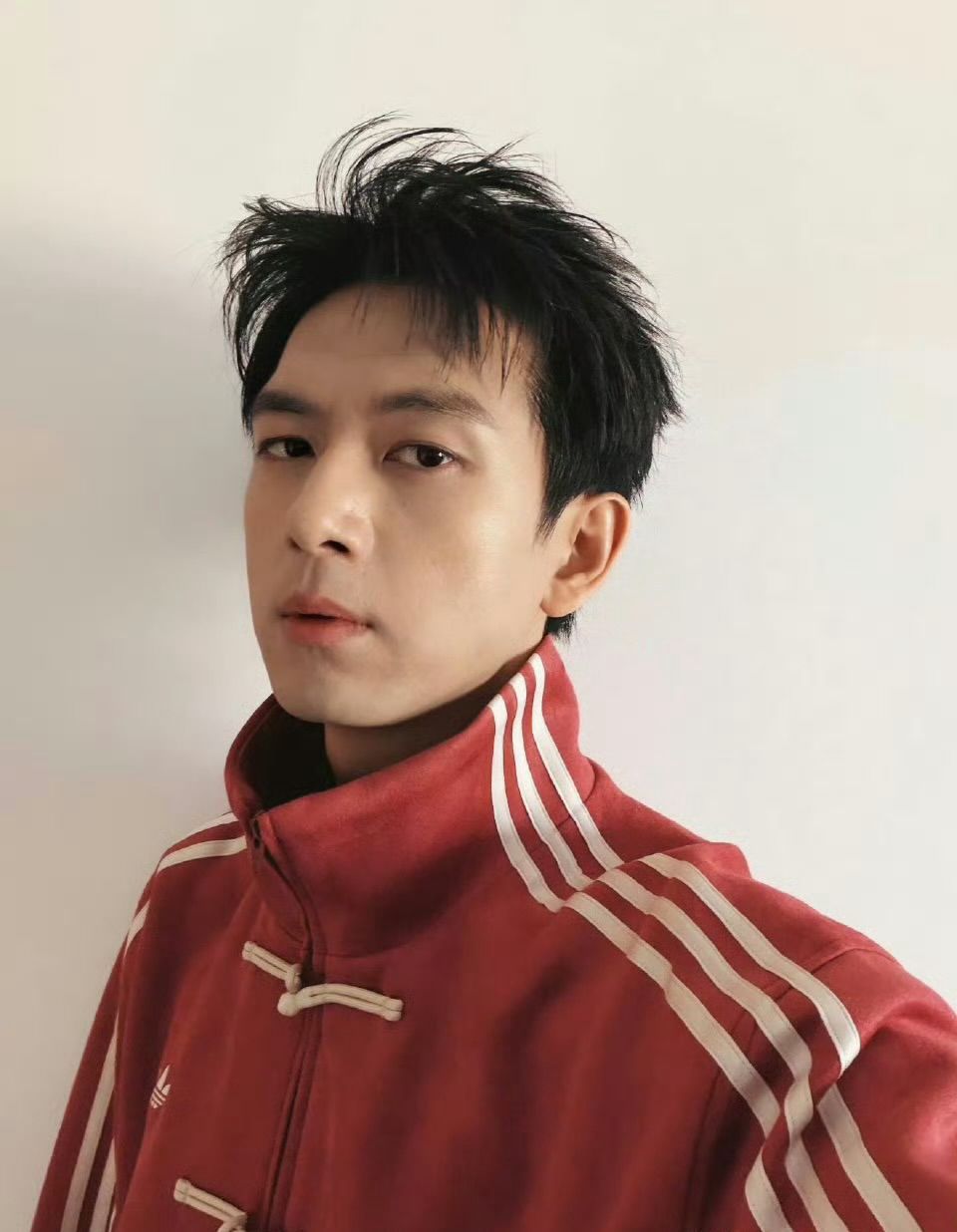 李现和杨紫父母穿同款外套 杨紫爸妈穿的竟是李现同款衣服，这cp这售后也太长久了“