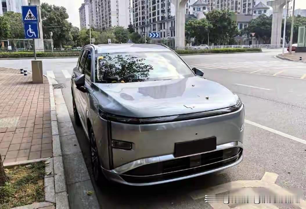 五菱星光L轴距快到三米，跟比亚迪唐PLUS、吉利星瑞L的个头差不多，它有五座和六