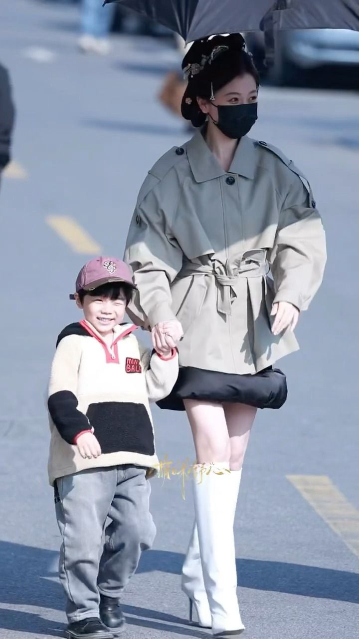 舒心笑眯眯的看着小世子一蹦一跳的 好温柔等我小了也要姐姐牵