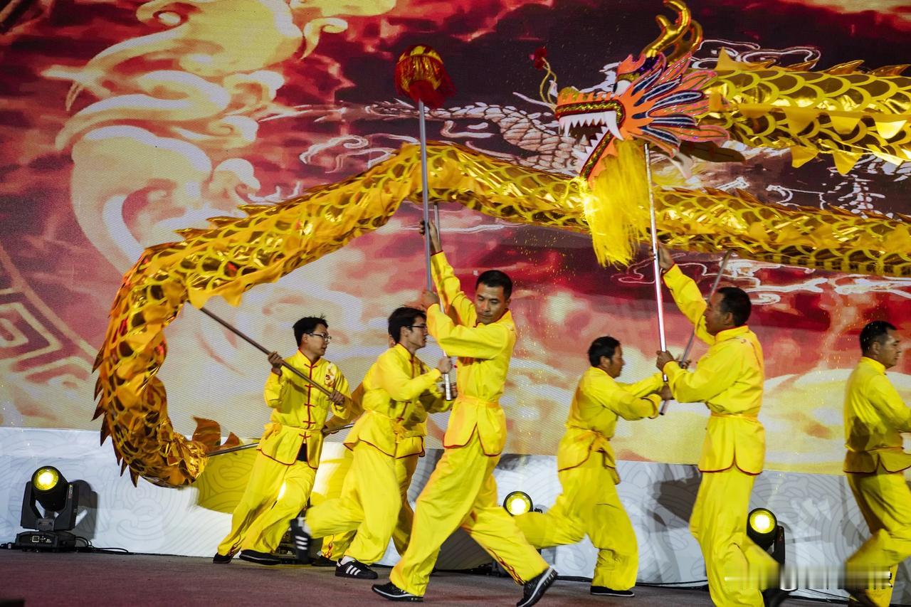 成都端午节精彩纷呈
      第九届中国成都国际非遗节，双流龙纹锦主题活动，昨