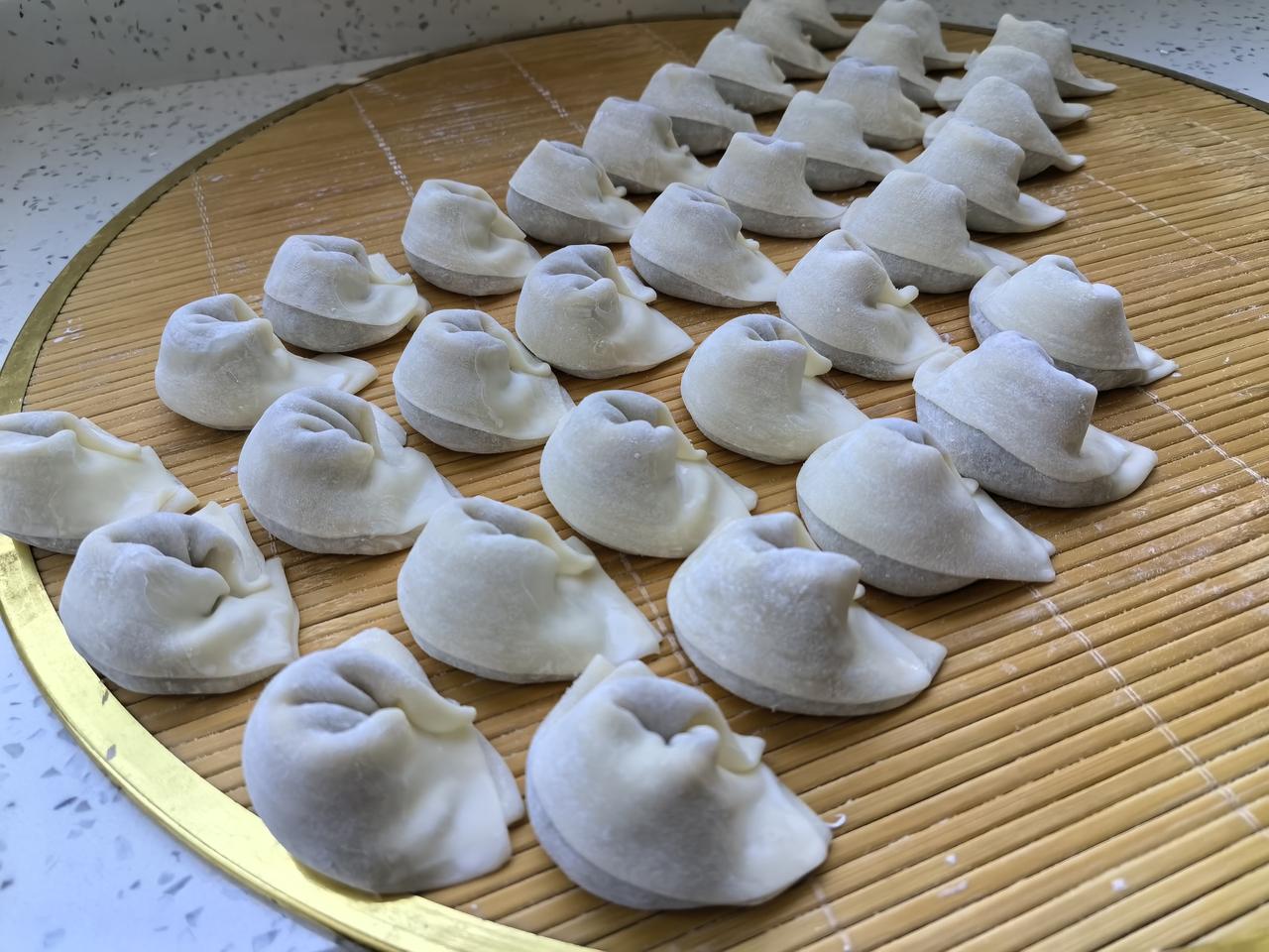 今天吃馄饨了，感觉好吃。
馄饨二人餐。茄子肉馅，一半一半。
味道不错，包好的时候