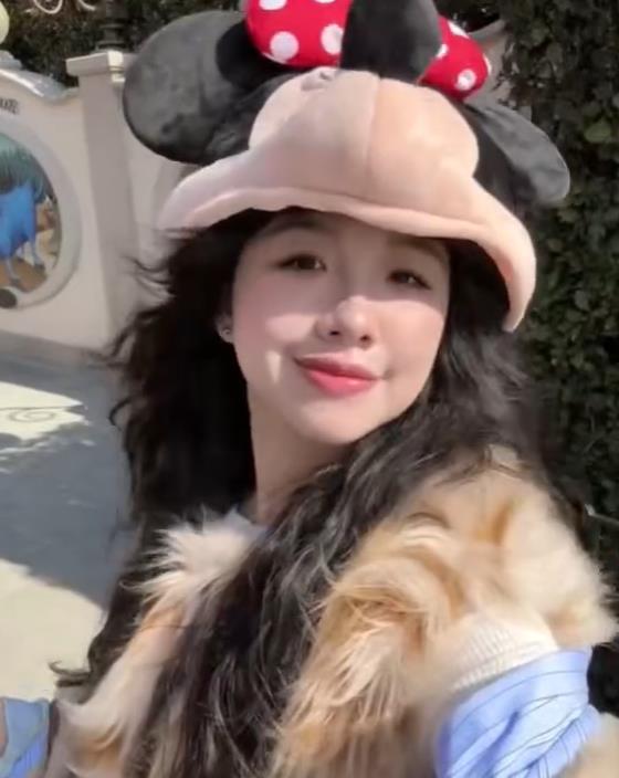 阿沁官宣恋情 网红阿沁直播官宣新恋情，已与圈外男友稳定交往半年。六年前，阿沁被前