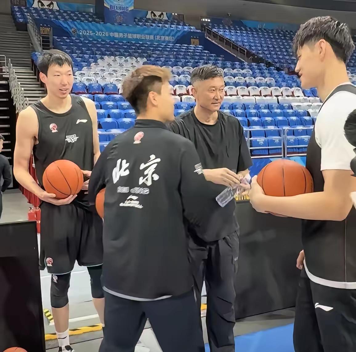 G1广东输球，问题就出在防守太往里收了，北京外线29投16中，55.2%的命中率