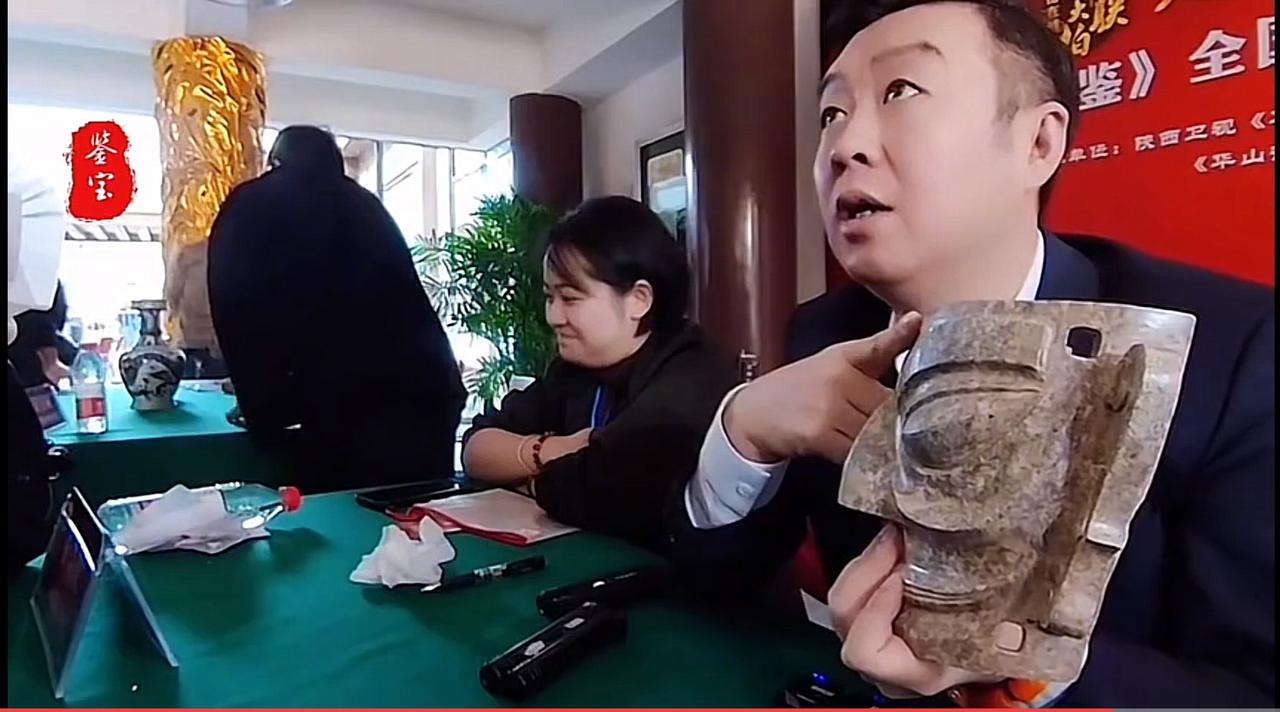 国宝帮搬来重器！
国宝帮大爷太厉害啦
他们手中的藏品琳琅满目
这不，这位大爷把三