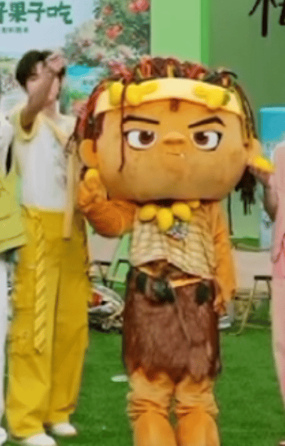 宋亚轩给玩偶编辫子萌萌萌萌萌🐷宋亚轩给玩偶编头发