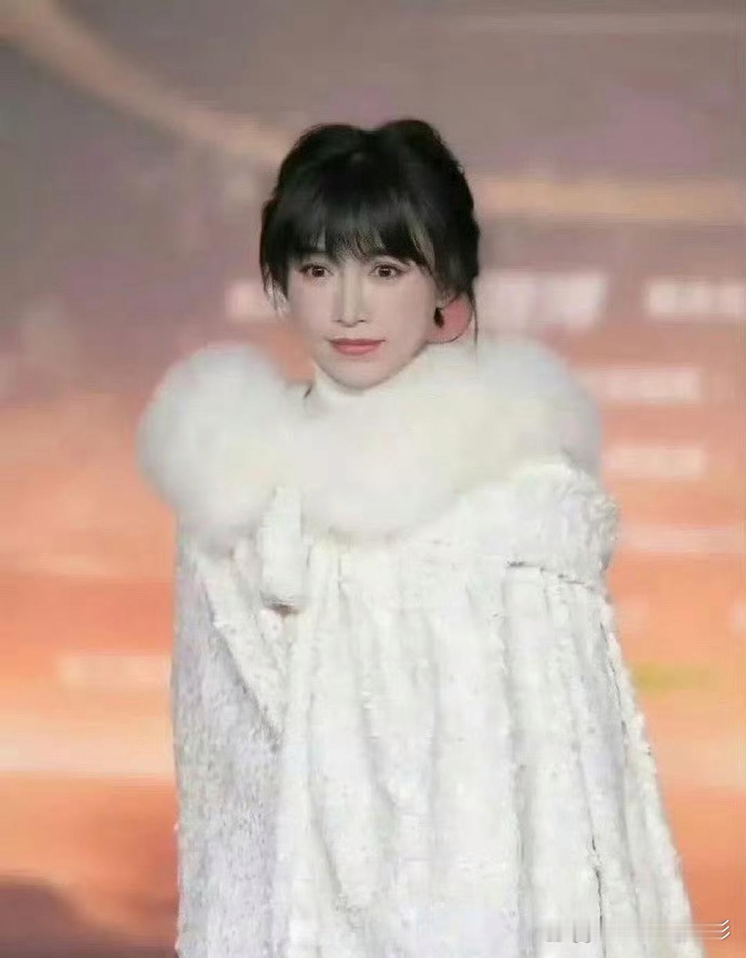 “李子柒好有个性，她是唯一裹棉衣出场的。” 