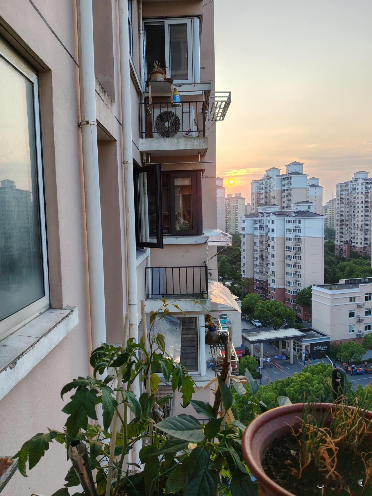 我拍到的落日瞬间刚刚看到夕阳西下，灿烂辉煌，美啊！