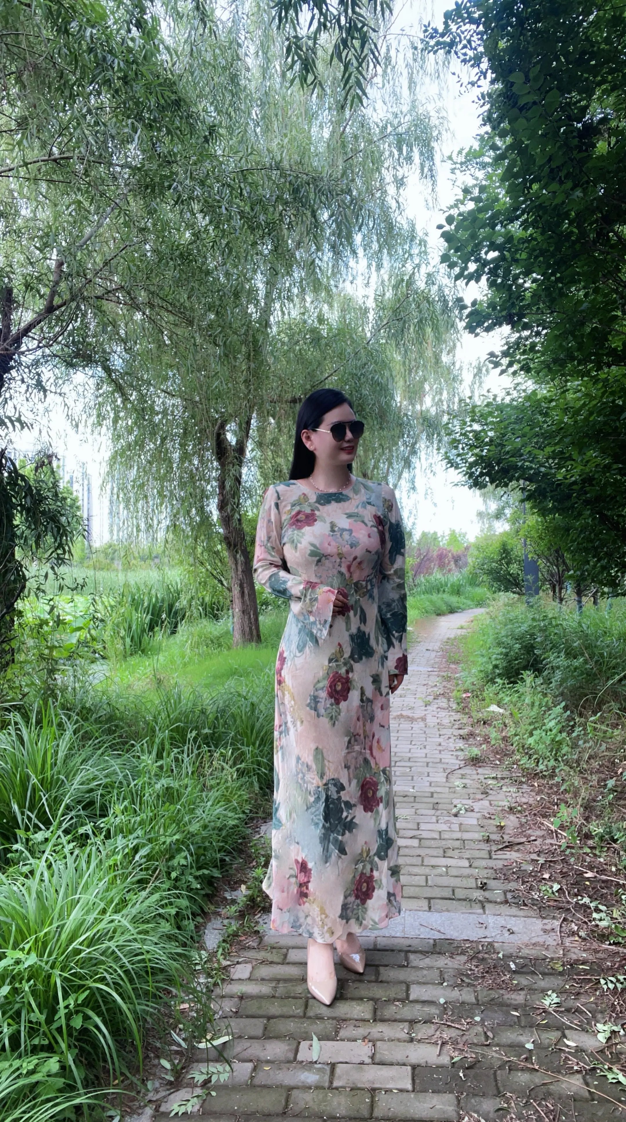 多年前与你惊鸿一遇，逐梦的年华从此缀满星光，也洒落诗意 后来的风里，再...