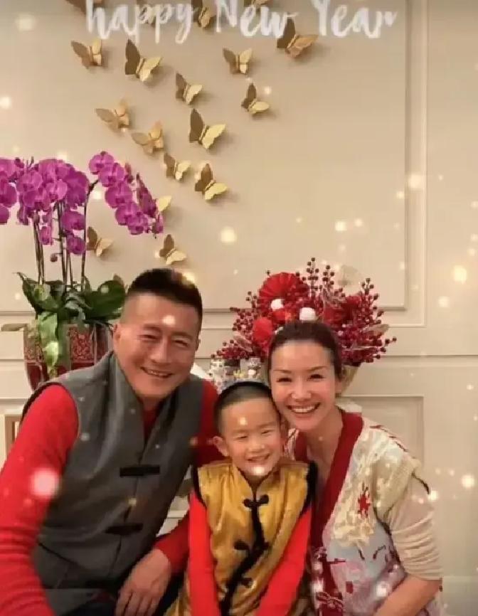 女儿毕业那天，前夫也来了
 
江珊没躲，高曙光没逃，俩人并肩坐在礼堂第三排。十年