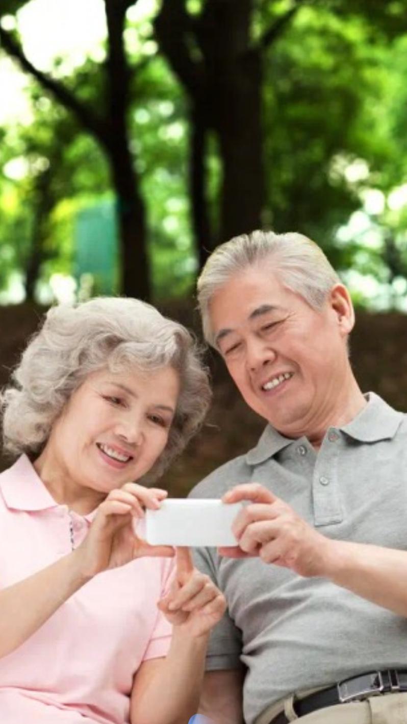 对于65岁的长者来说，选择锻炼方式需兼顾安全与效果。慢步与散步各有侧重，可根据自