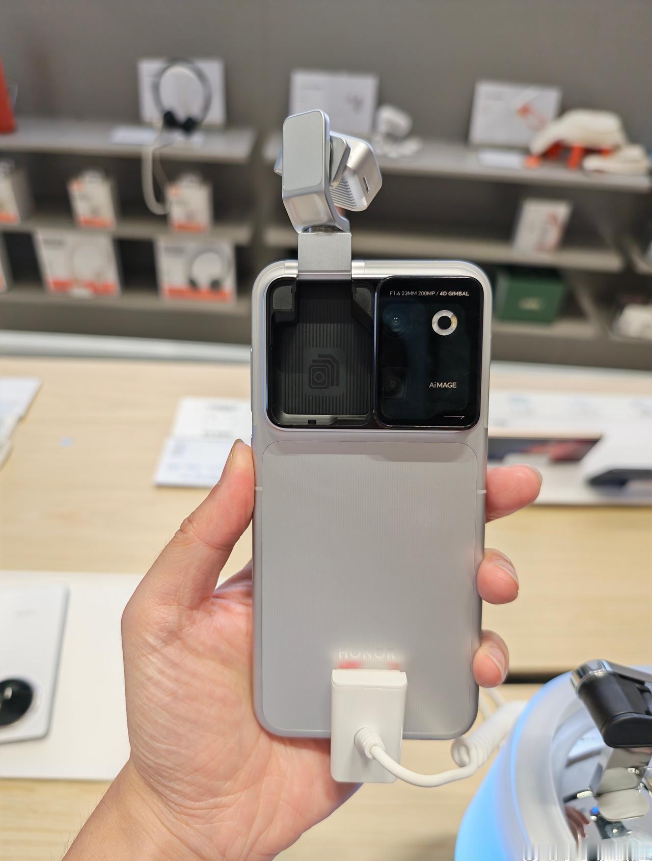 荣耀RobotPhone这云台越玩越停不下来~

这手机尺寸拿在手里正好，就是略