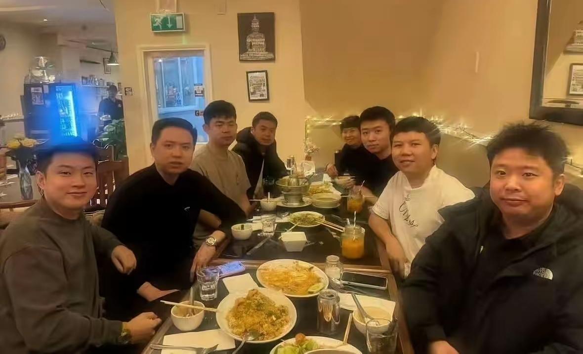 看到了这样一张图，图中聚集了一众中国斯诺克好手，有赵心童、肖国栋、斯佳辉等八人，