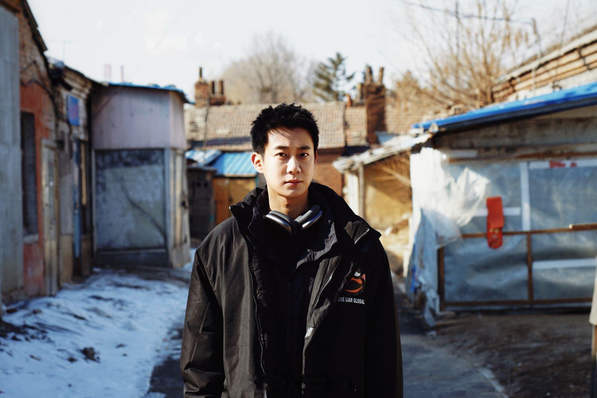 高至霆我理想的东北糙汉男友 老楼、残雪、旧时光，高至霆站在里面，就是我梦中的东北