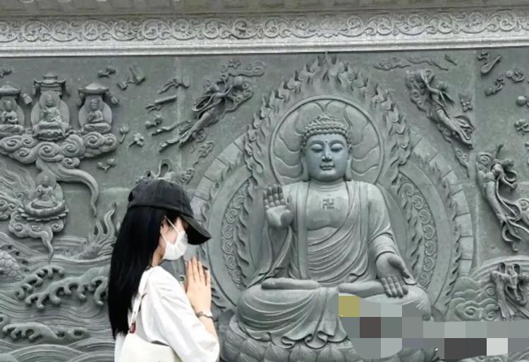 昨天在庙里听见位阿姨跟尼师说话，没两句就红了眼。原来有些人进庙就哭，真不是矫情，