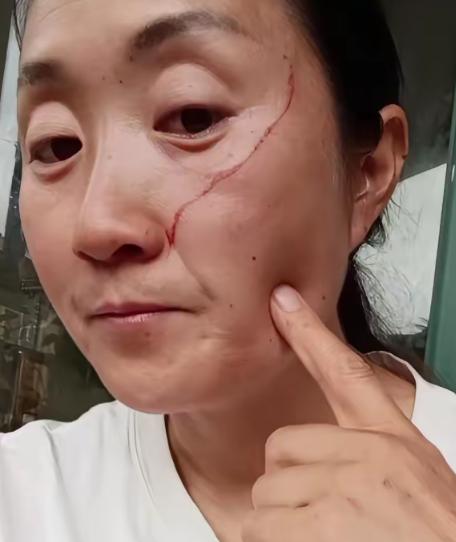 高考刚收卷，中午一位妈妈下厨想慰劳女儿。她叫醒睡觉的孩子，只为让饭菜趁热上桌。可