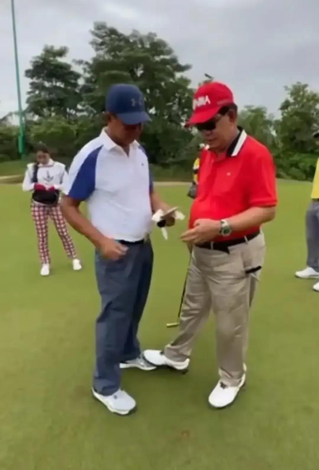 难怪泰国总理佩通坦不是洪森的对手，看洪森打高尔夫球赢球后，要钱的情况就知道洪森真