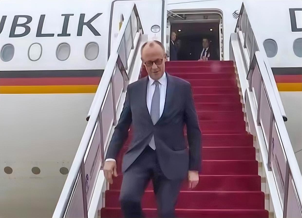 德国总理访华挺让人好奇有没有红地毯？红地毯在外交场合那可是有象征意义的，一般用来