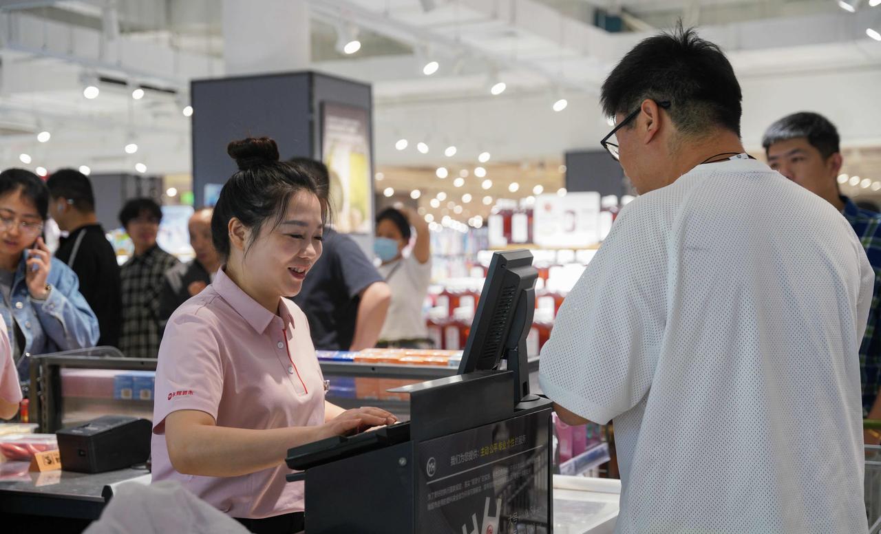 胖东来员工拒绝降薪增假

胖东来近期公布的内部民主调研结果显示，超过八成员工拒绝