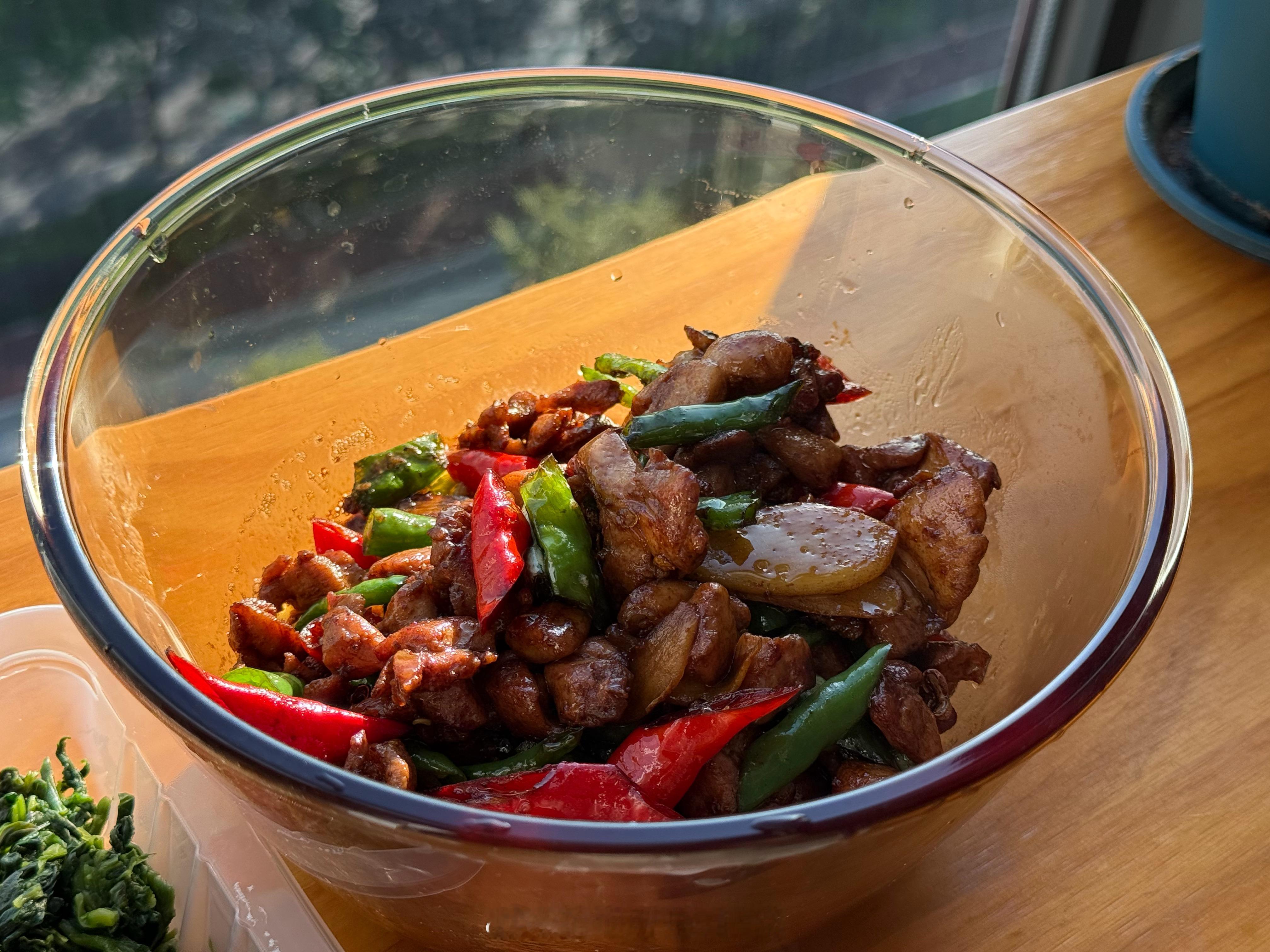 一人食也要把仪式感安排好，这次的双椒鸡肉味道相当不错一人食