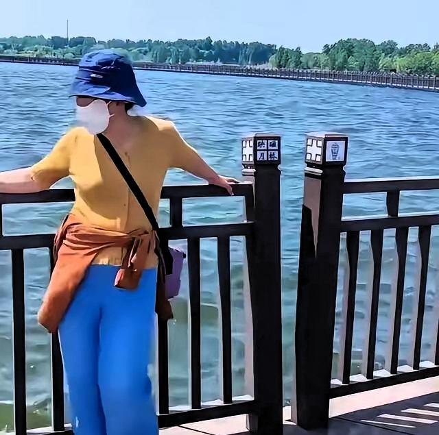 河北邯郸溢泉湖景区里出了让人后背发凉的一幕，一名女游客在景观桥上倚靠护栏拍照，只