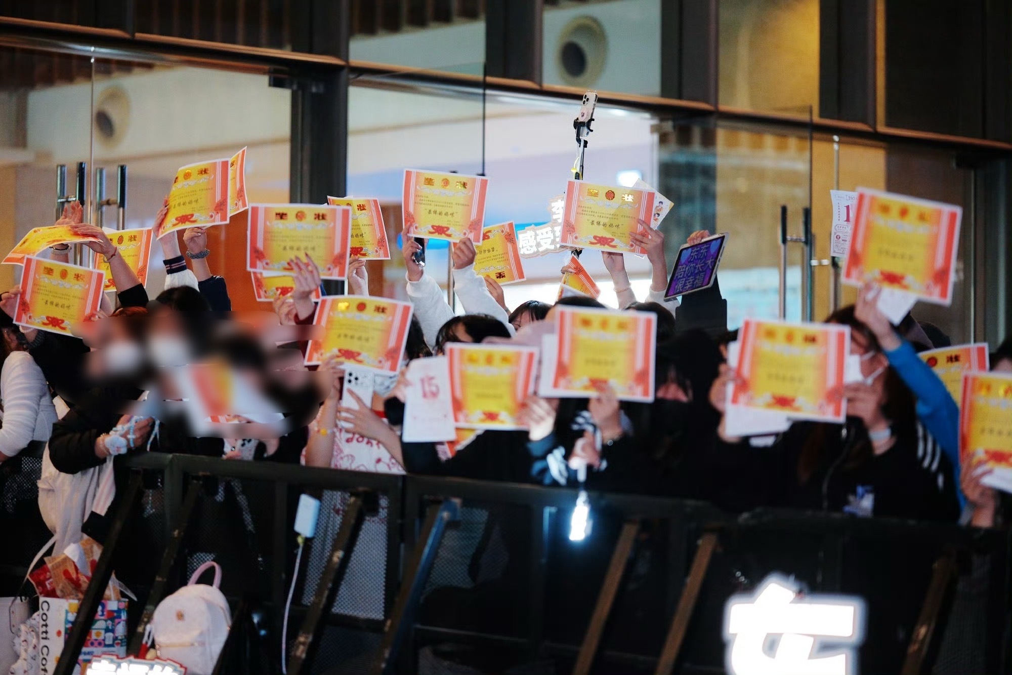 粉丝举奖状接李煜东下班“那些女孩教会我关于爱”…这一刻，大家像东东的朋友一样和他