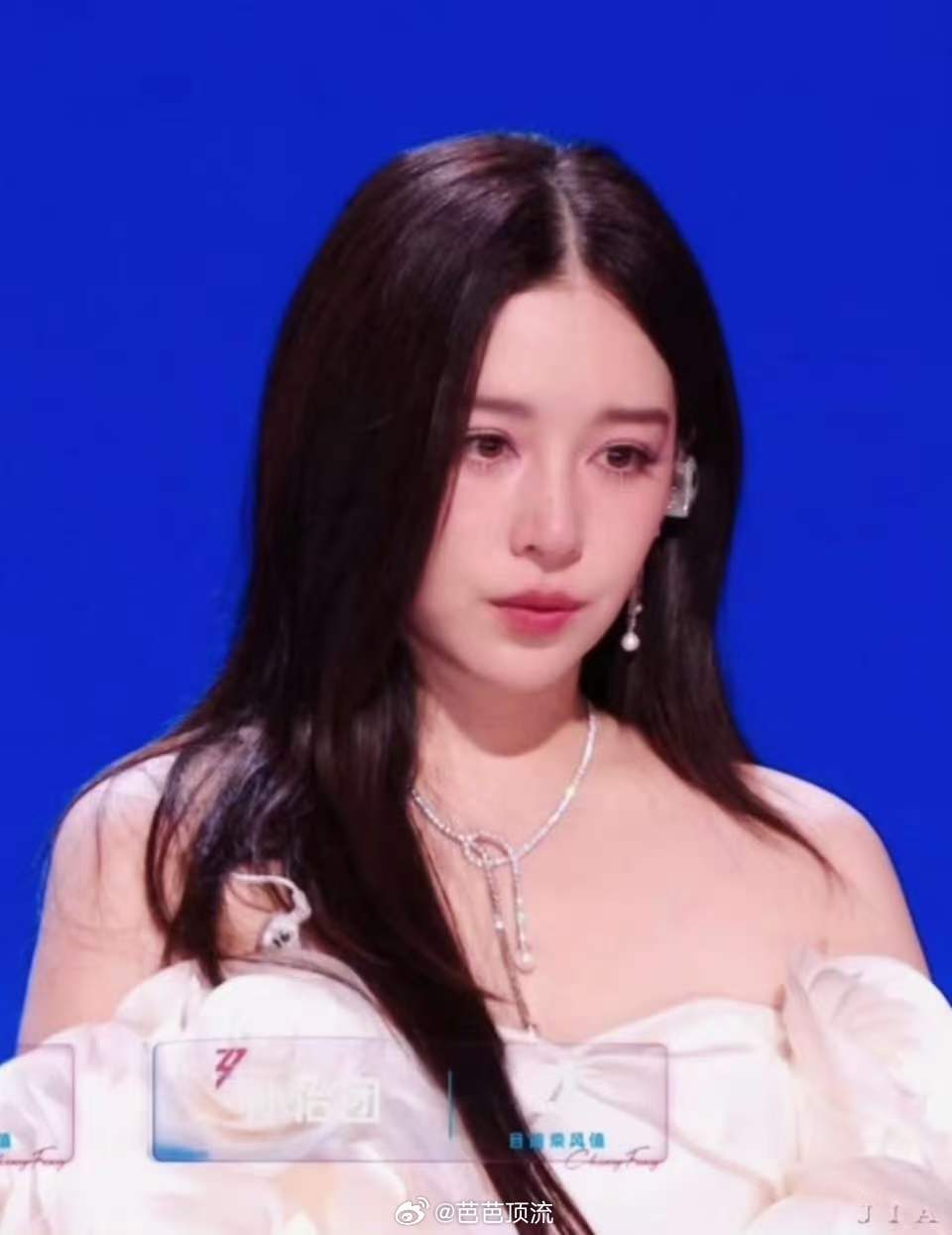 阚清子意难平阚清子机场被粉丝感动哭 粉丝在机场送的不是一本册子，是替她说出口的“