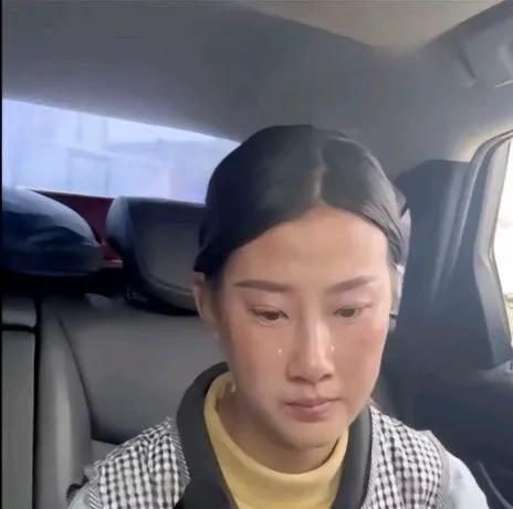 上岸先斩意中人的烤牌姑娘后悔了，人设崩塌，口碑崩塌后，门前变得冷冷清清
她本来是