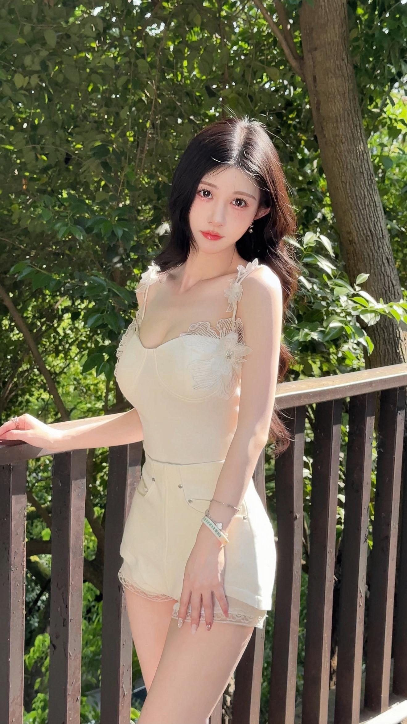 来人间一趟，纵使旅途跌宕，亦有烟火盛放。