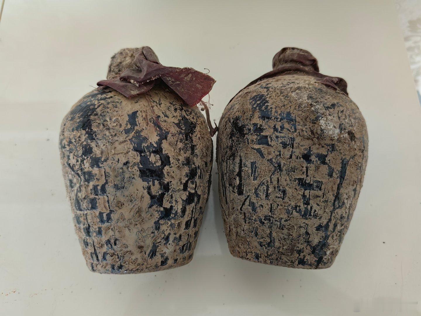 彭晓勇说埋藏地下26年的白酒今天出土！廿六载深埋土中，一朝启封，岁月成香。当年埋