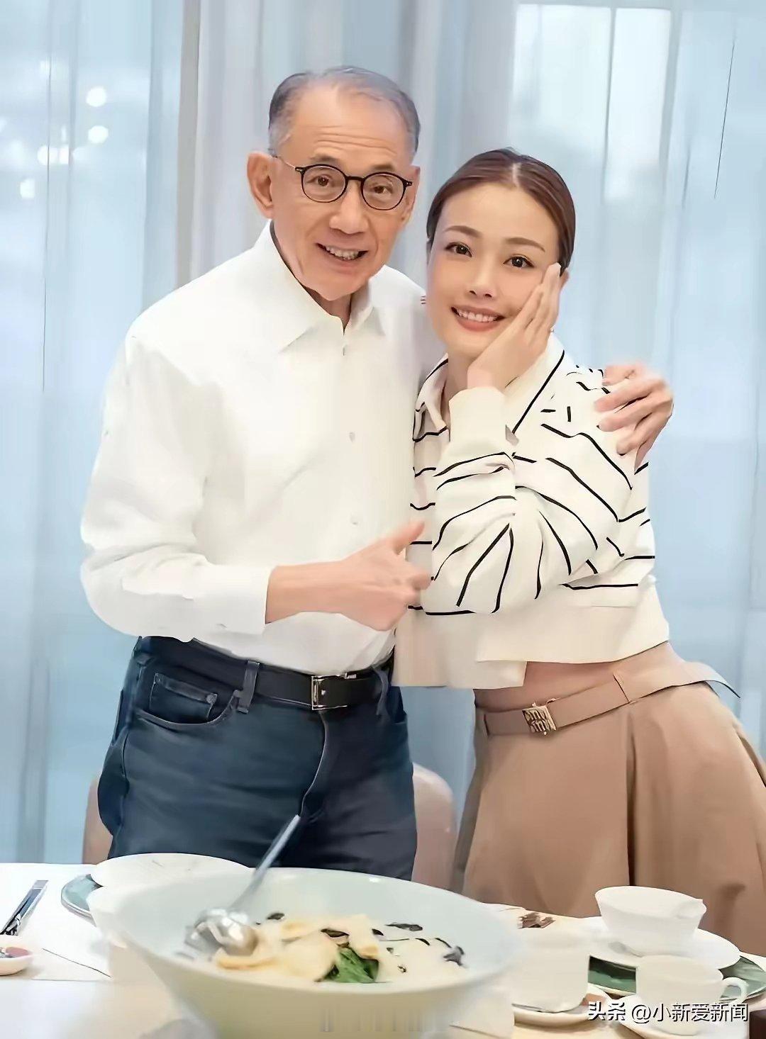 英皇25周年演唱会上44岁的容祖儿连唱带跳19分钟。唱到高音处她突然哽咽，说老板