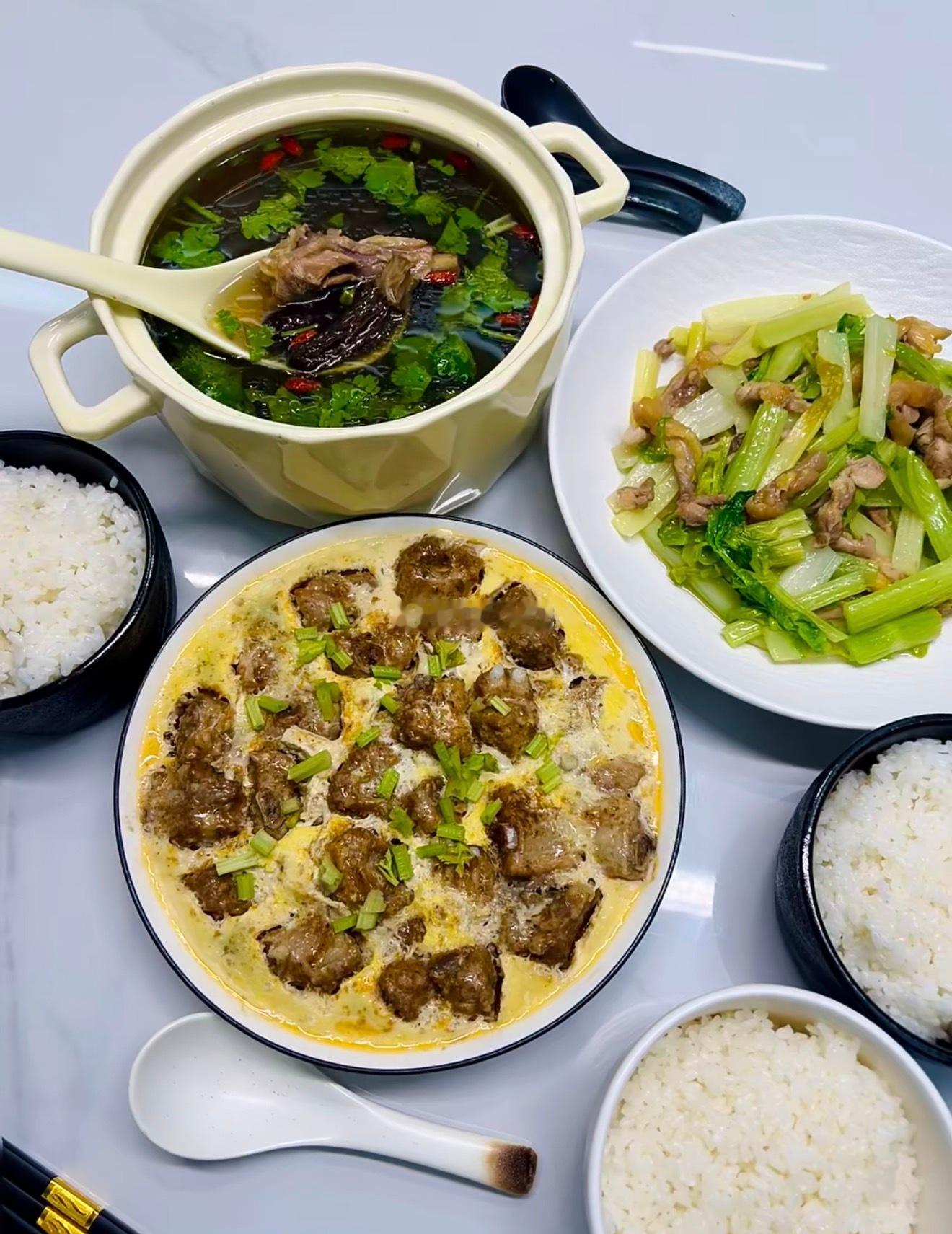 生活，就是一餐接着一餐，平凡的重复也是幸福，生活还是在油盐柴米中最踏实。晚餐