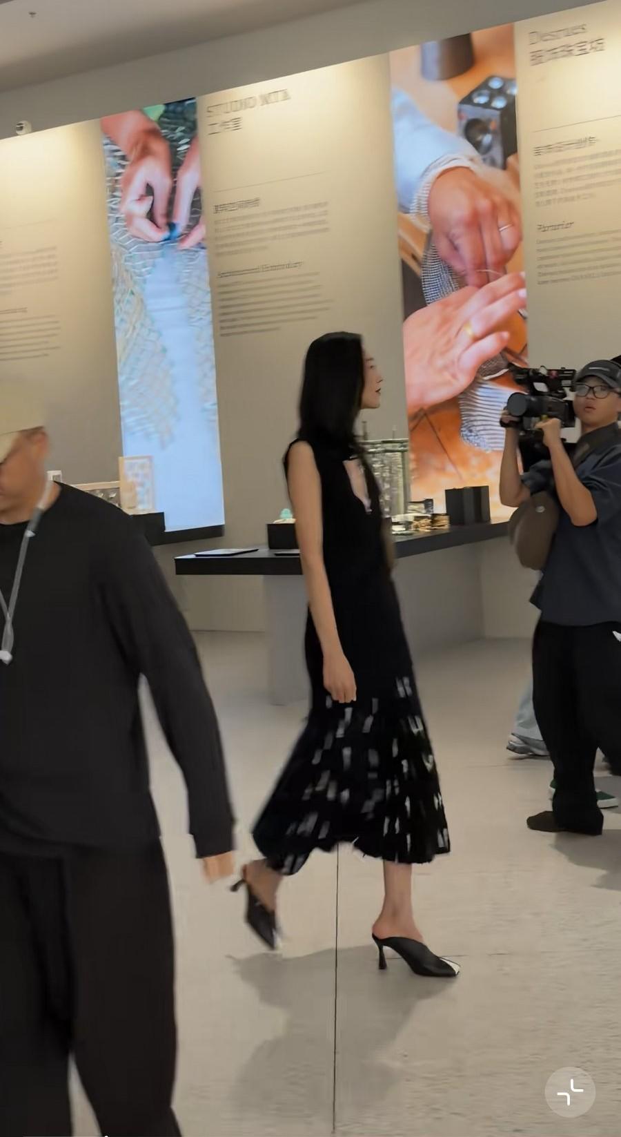 9月24日，刘雯独自一人在上海浦东美术馆看展，路人镜头下她简直太瘦了，侧面看身板
