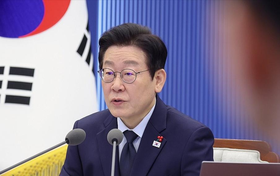 李在明回国后，立即展现铁腕手段。他将反对党的“毒舌议员”金美娜移交检方，理由是后