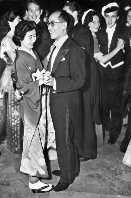 【来自投稿】1949年12月10日，瑞典斯德哥尔摩，当年的诺贝尔颁奖仪式结束后，